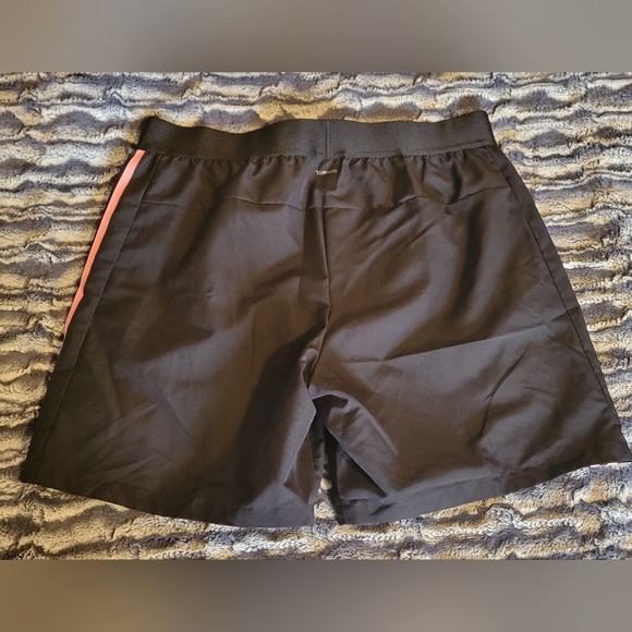 Womens Adidas black shorts, size XL - Picture 4 of 4